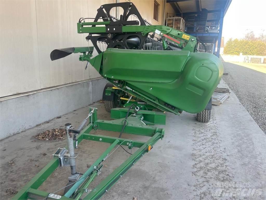 John Deere S690i 联合收割机
