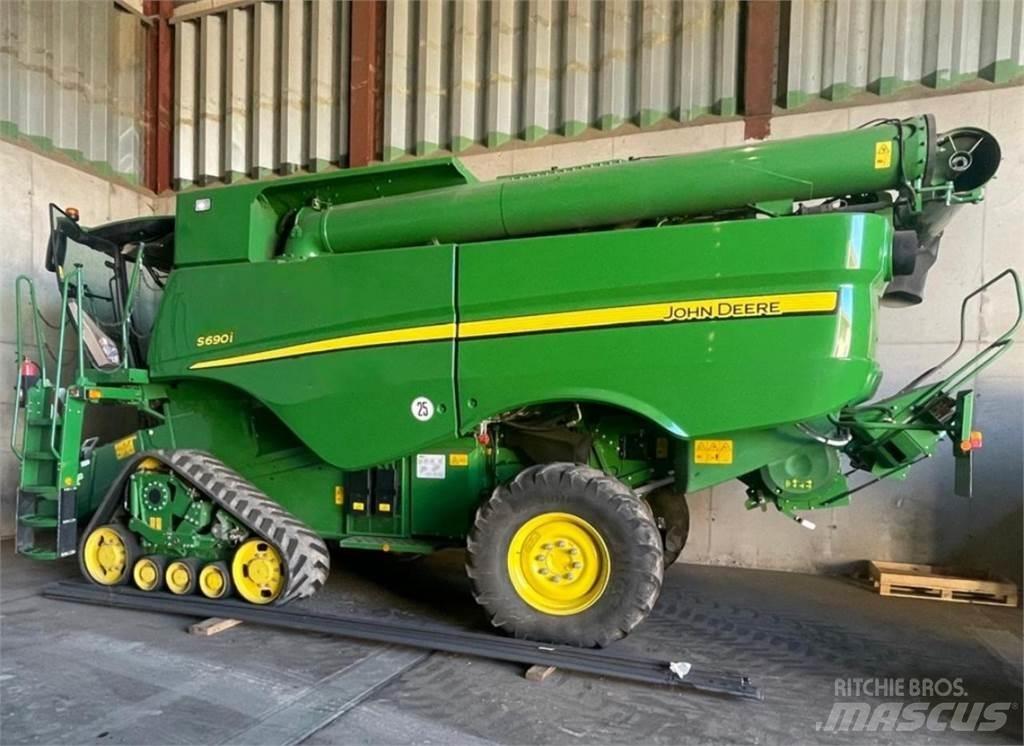 John Deere S690i 联合收割机