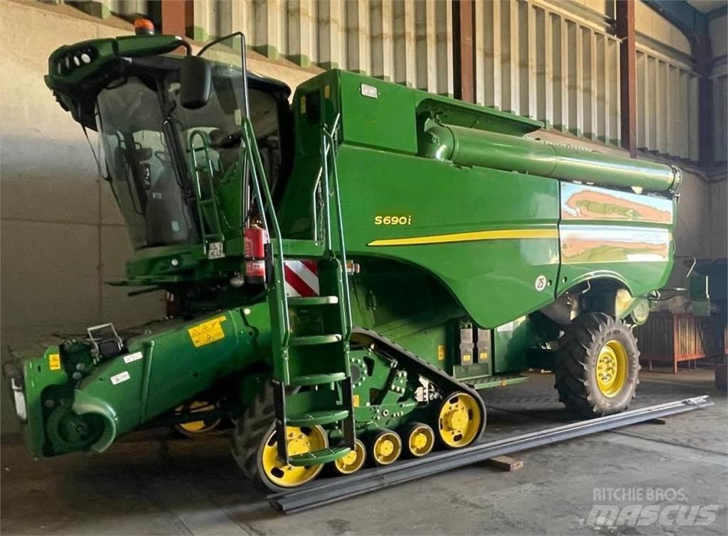 John Deere S690i 联合收割机