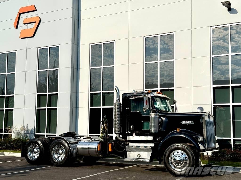 Kenworth W 900 牵引车