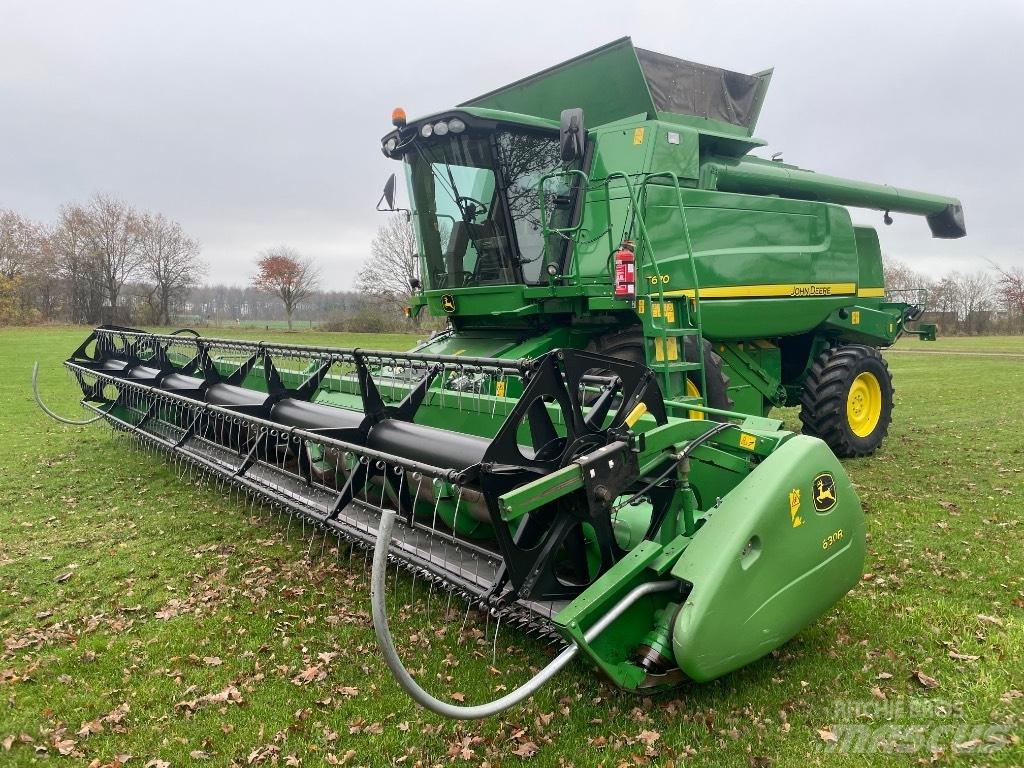 John Deere T670 联合收割机