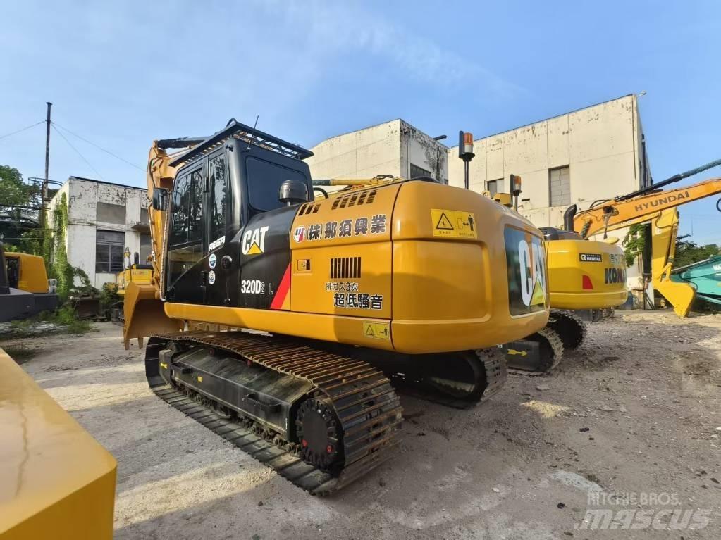 CAT 320 D2L 履带挖掘机