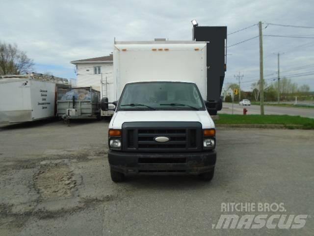 Ford E 350 大型面包车