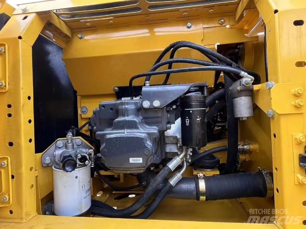 Komatsu pc220 履带挖掘机