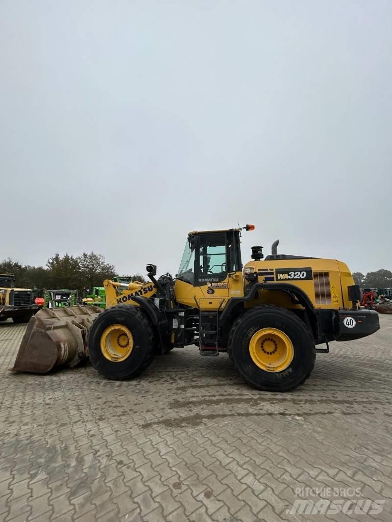 Komatsu WA 320 轮式装载机