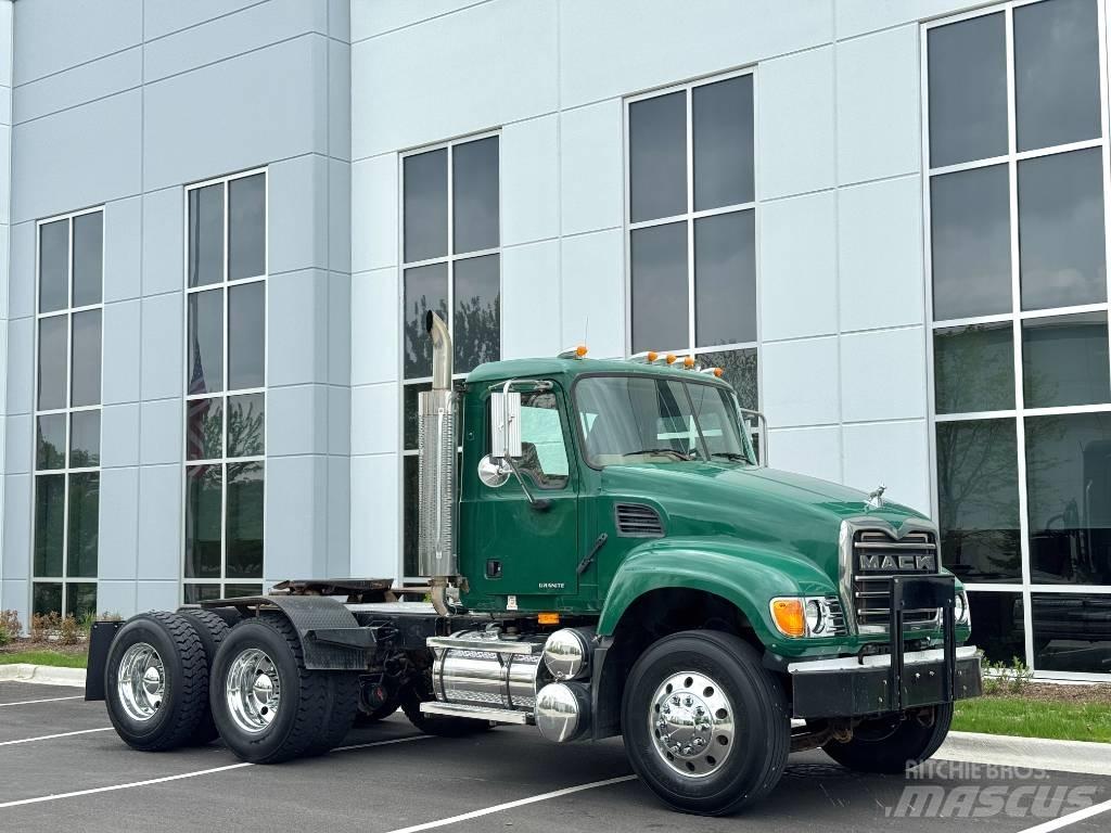 Mack Granite CV713 牵引车