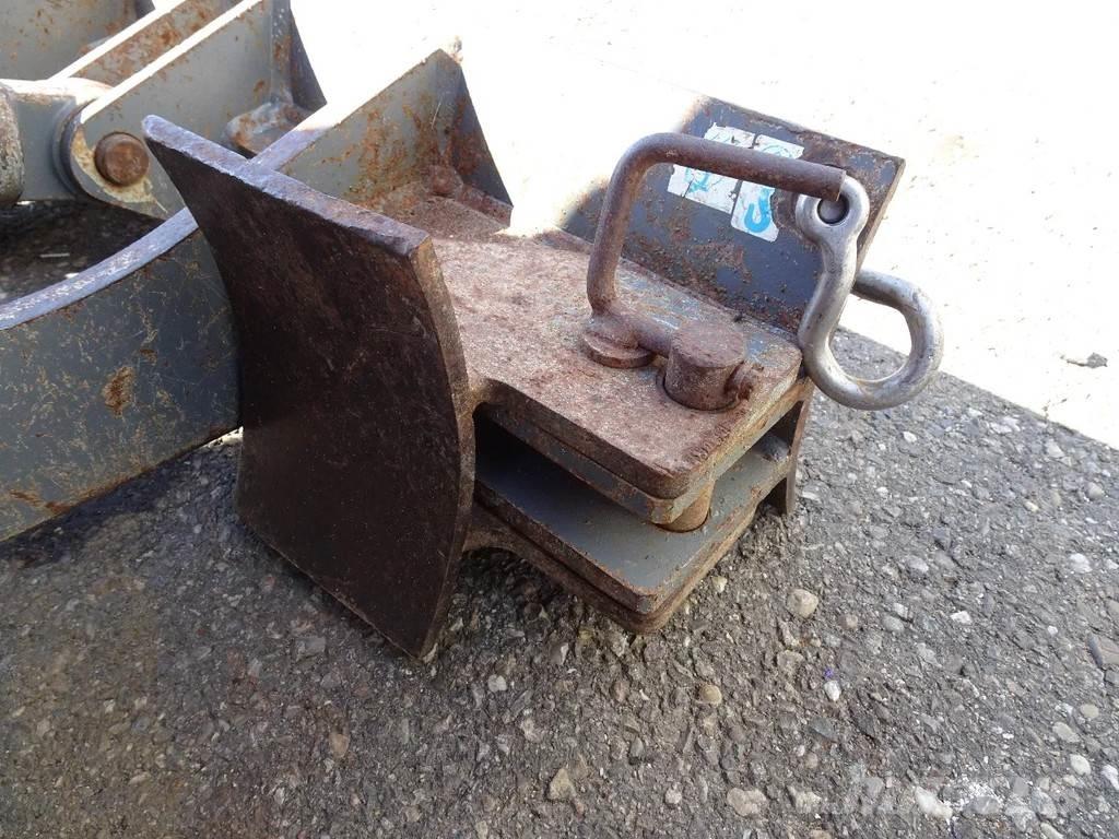 Takeuchi TB210 小型挖掘机