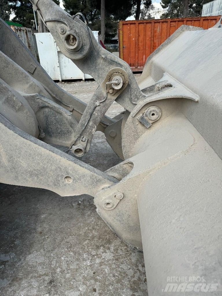 Volvo L 120 F 轮式装载机