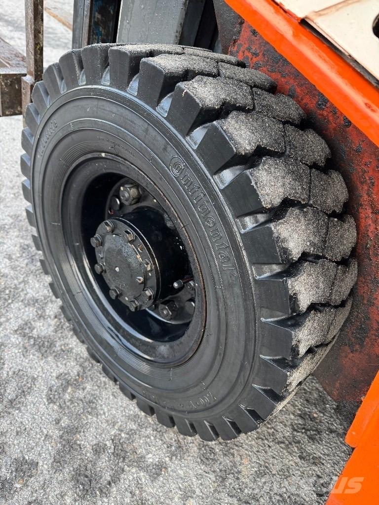 Nissan 25 天然气叉车