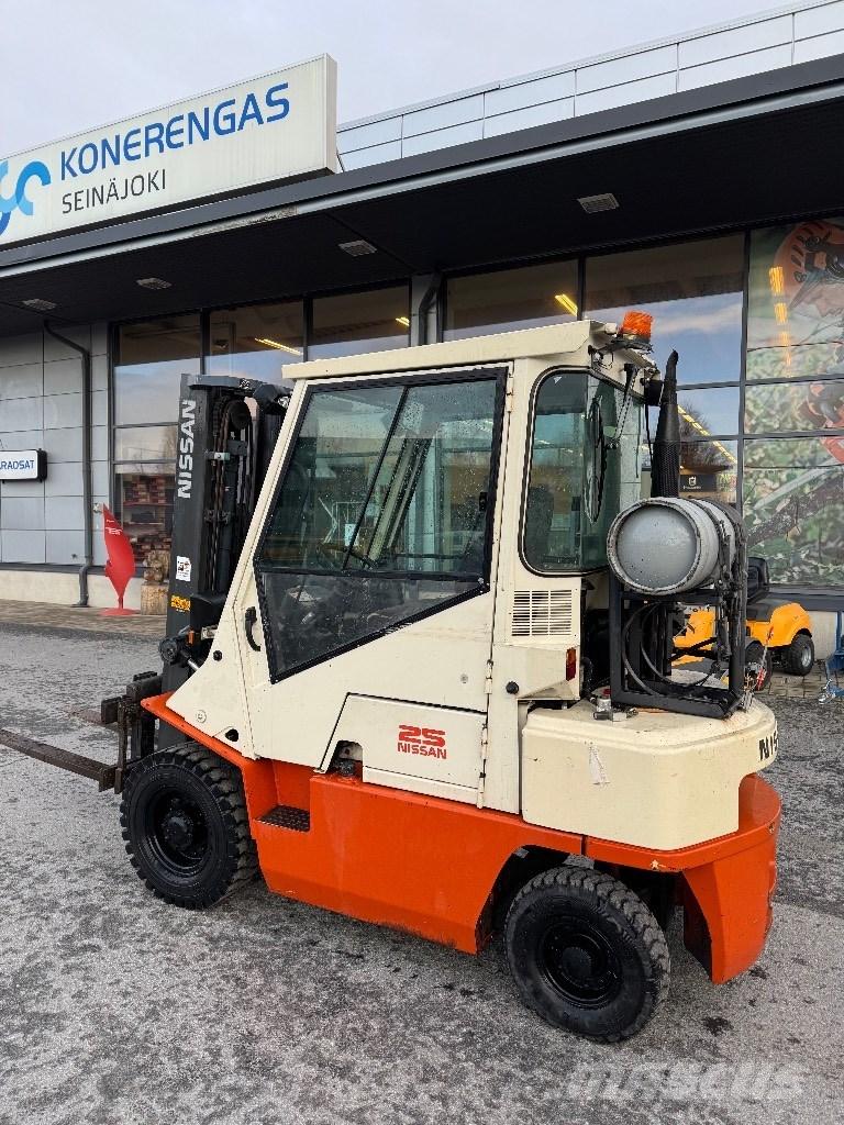 Nissan 25 天然气叉车