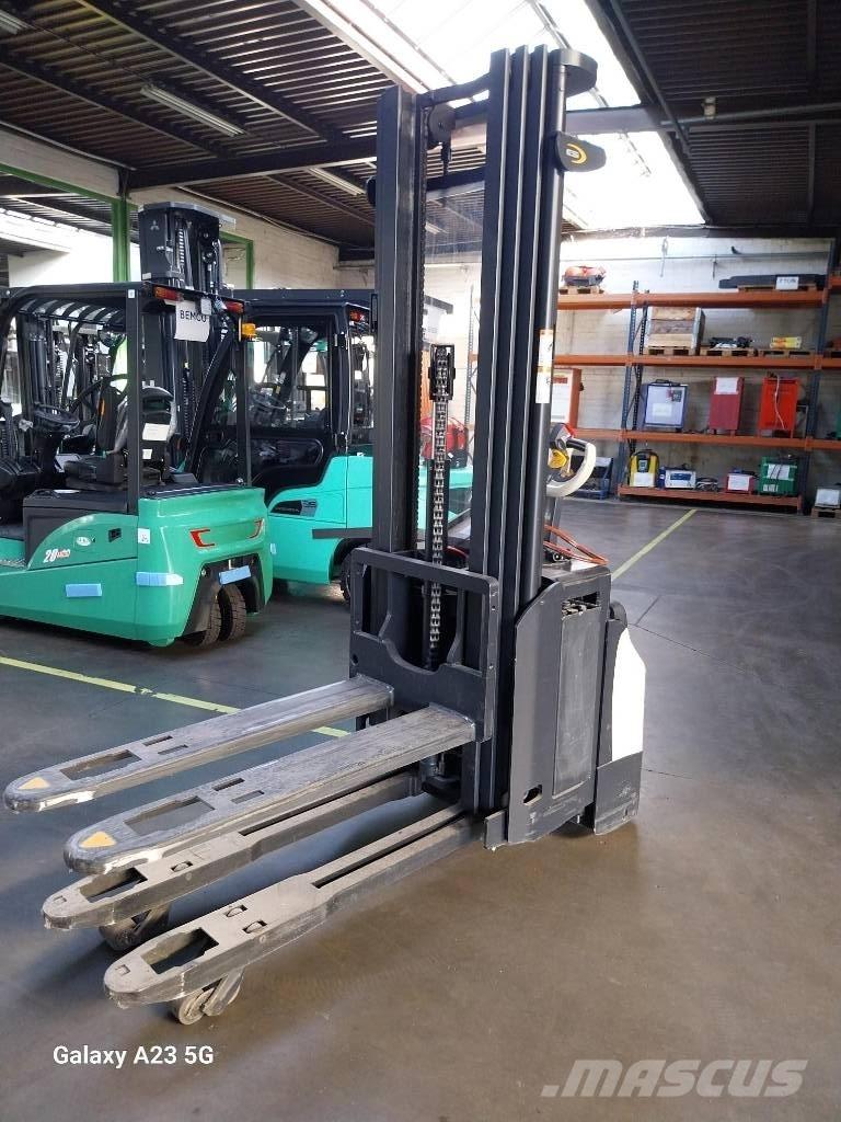 Crown ESi40001.6TT 手推堆垛车