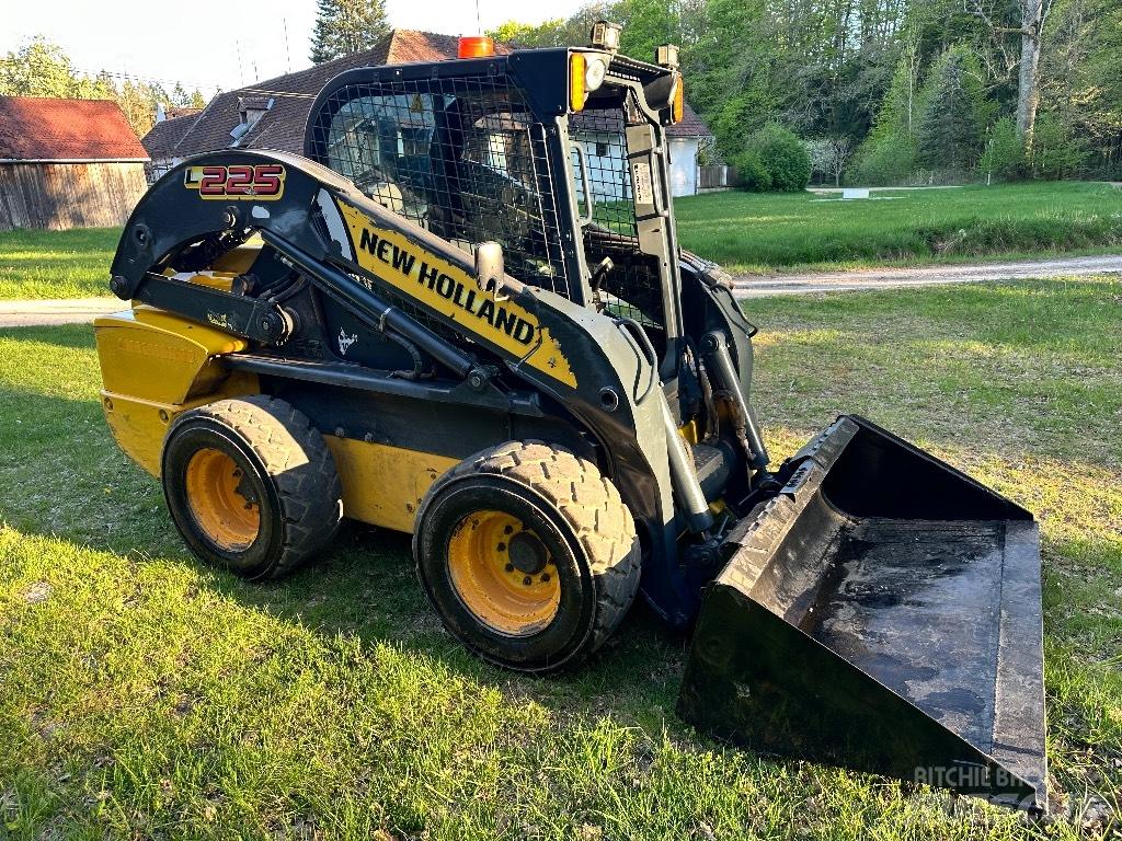 New Holland L 225 滑移装载机