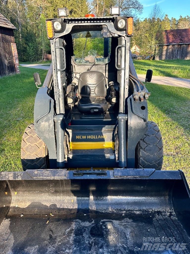 New Holland L 225 滑移装载机