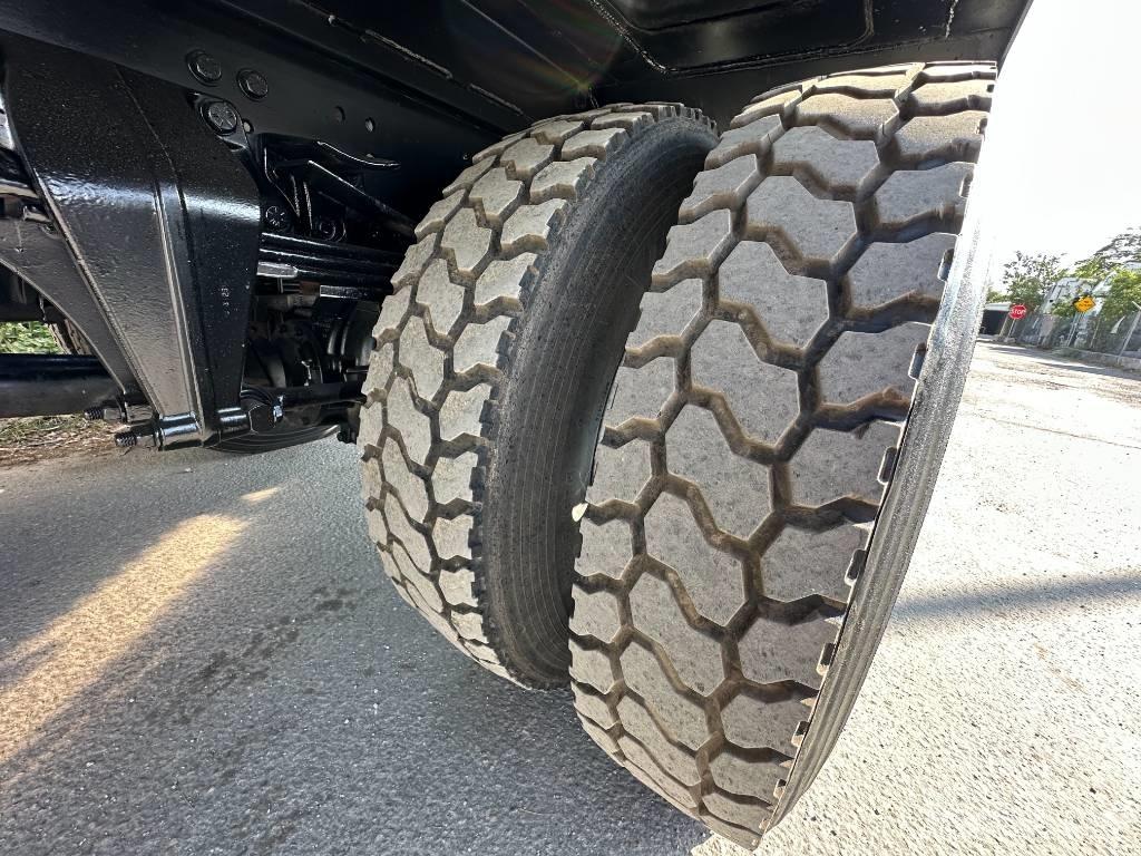 Freightliner 108 SD 组合/真空油槽车
