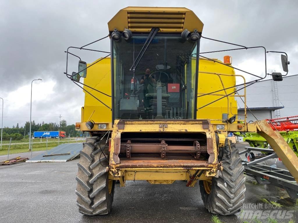 New Holland TF 46 联合收割机