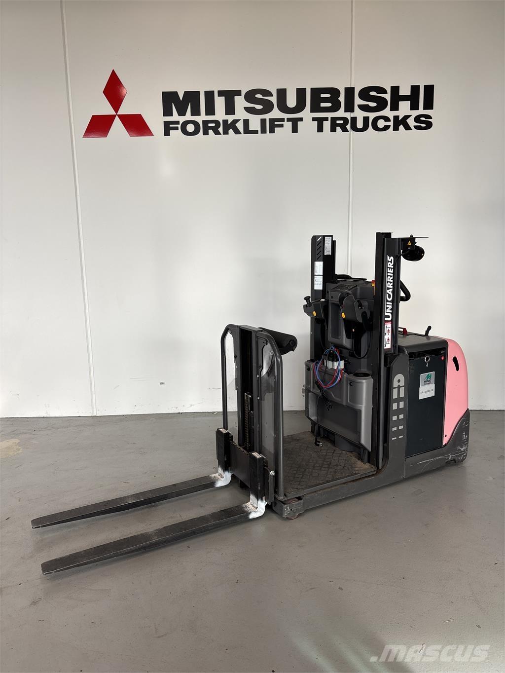 UniCarriers EPL100 低架装载机