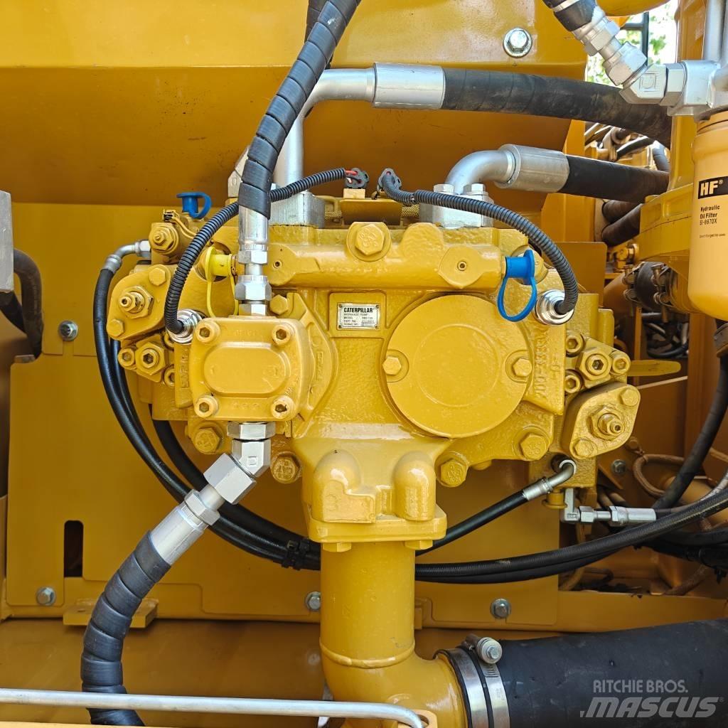 CAT 323D2L 履带挖掘机