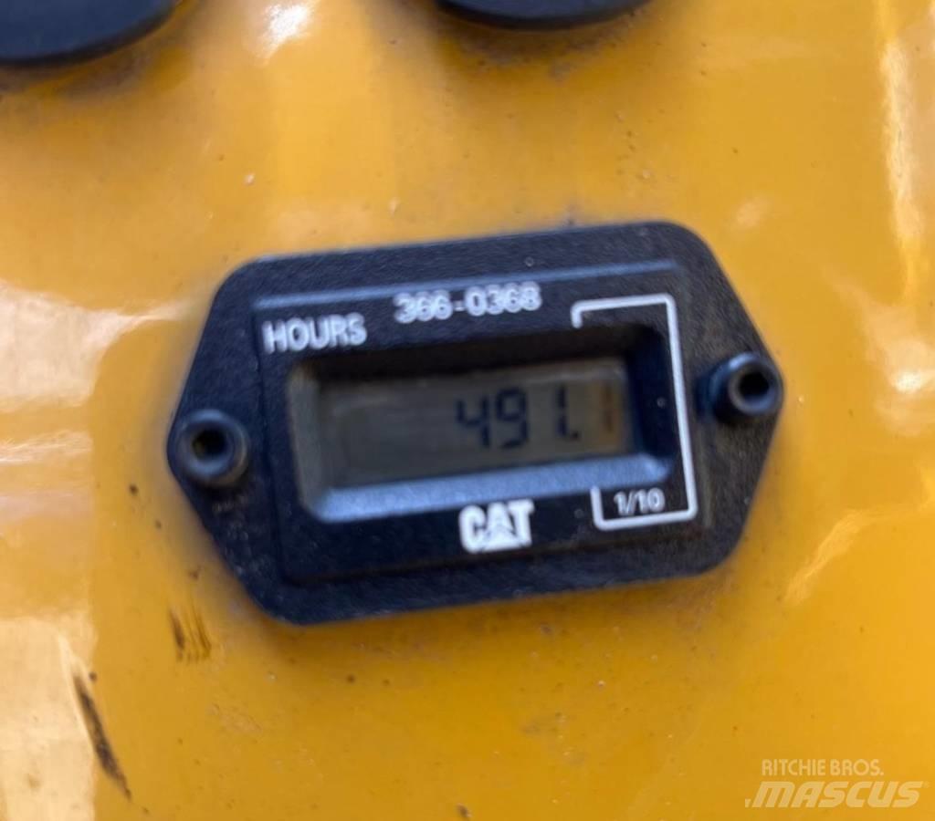 CAT CB 1.7 双轮压路机