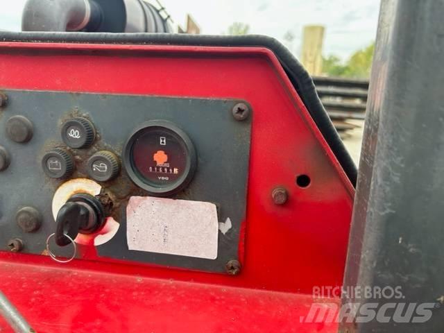 Moffett M5500 越野叉车|叉装车