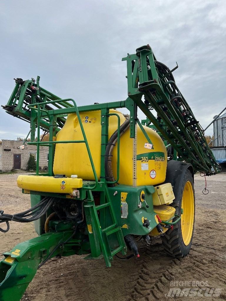 John Deere 740 牵引式喷雾机