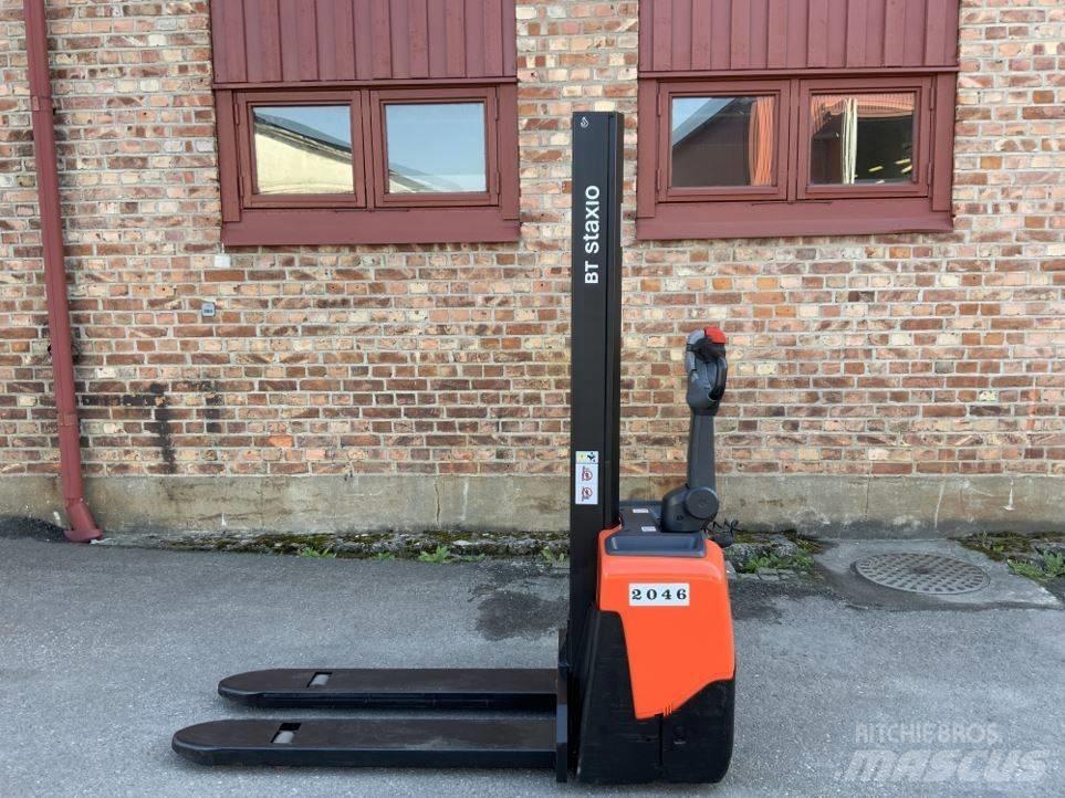 BT HWE 100 手推堆垛车