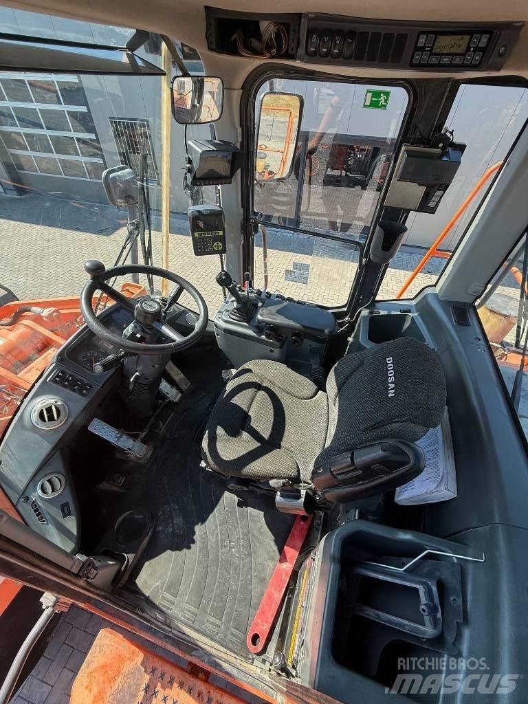 Doosan DL 300-3 轮式装载机