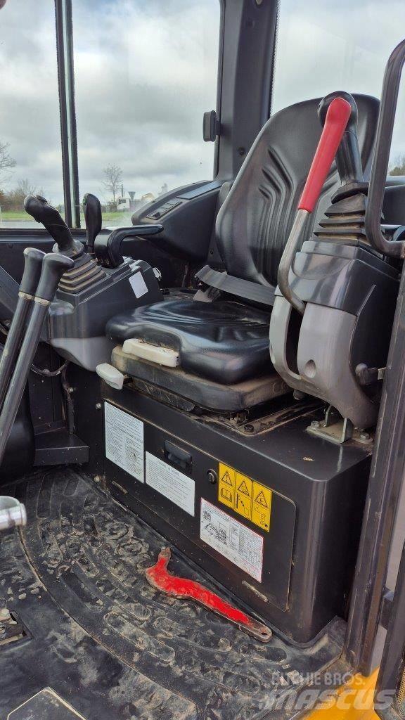 Kato HD 30V4 反铲装载机