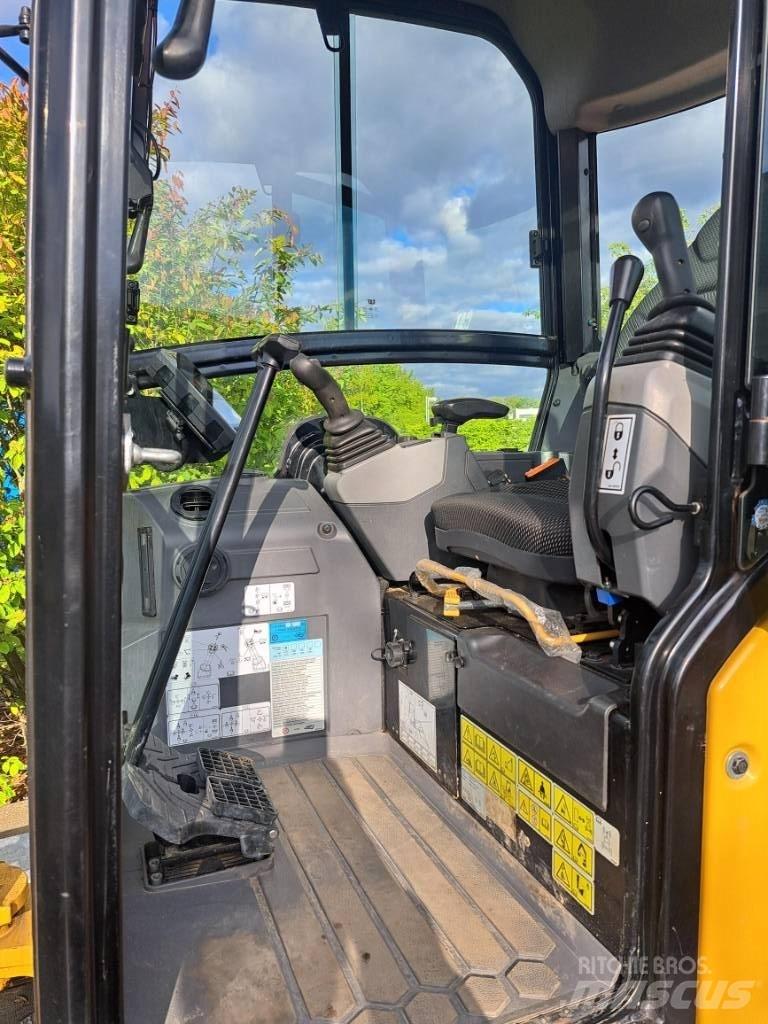 CAT 302cr 小型挖掘机