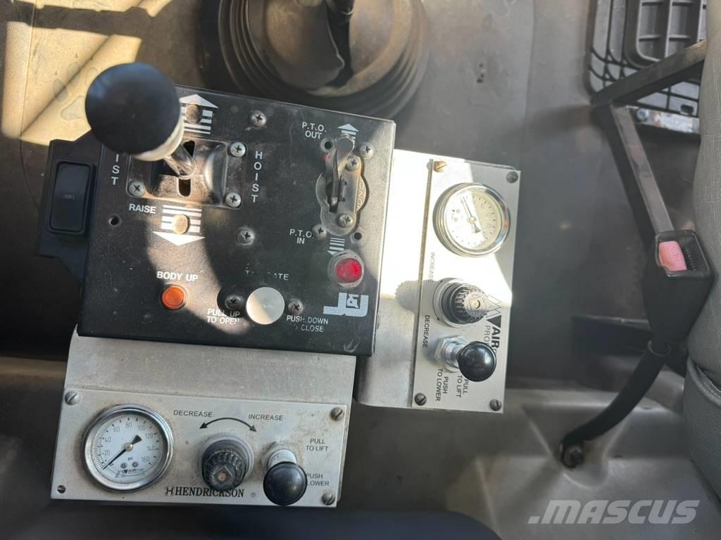 Mack GU813 自卸式货车