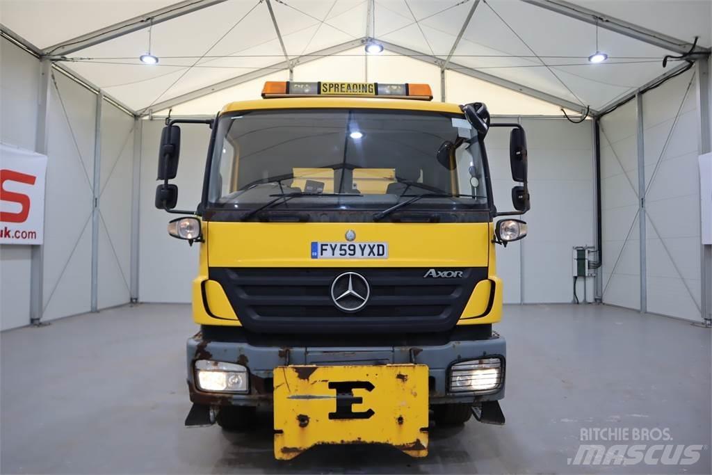 Mercedes-Benz AXOR 2629 铺砂机
