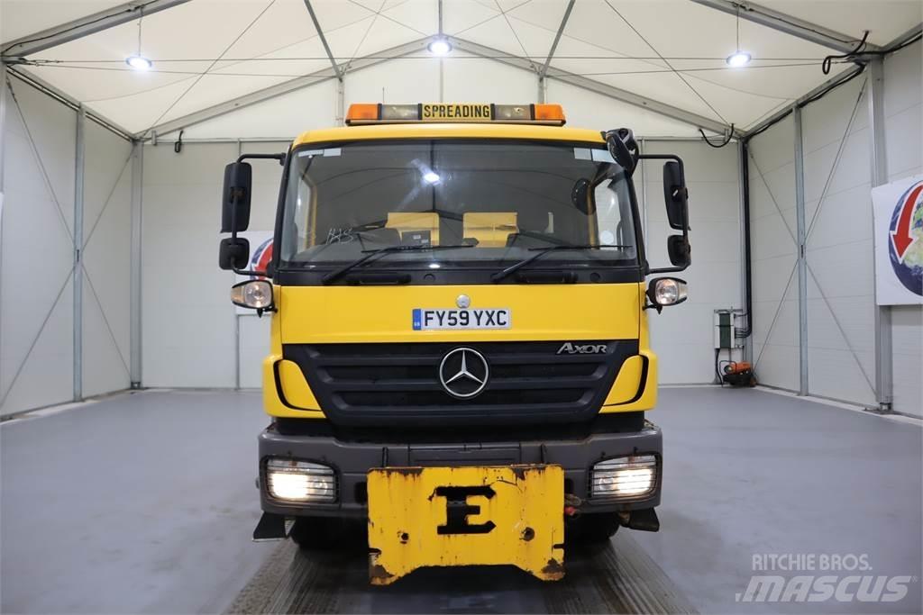 Mercedes-Benz AXOR 2629 铺砂机