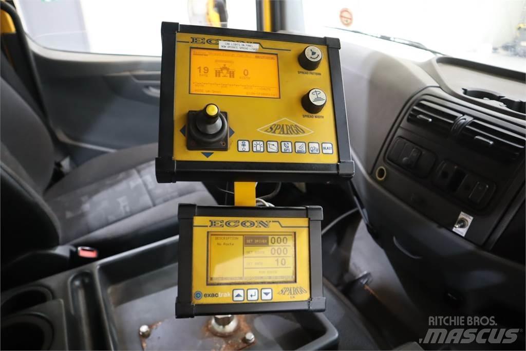 Mercedes-Benz AXOR 2629 铺砂机