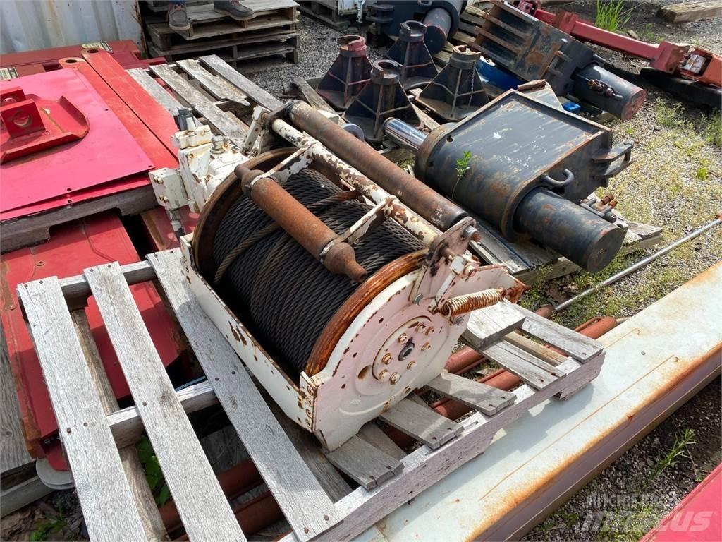 Terex  吊车起重机、绞车吊货机和物料升降机