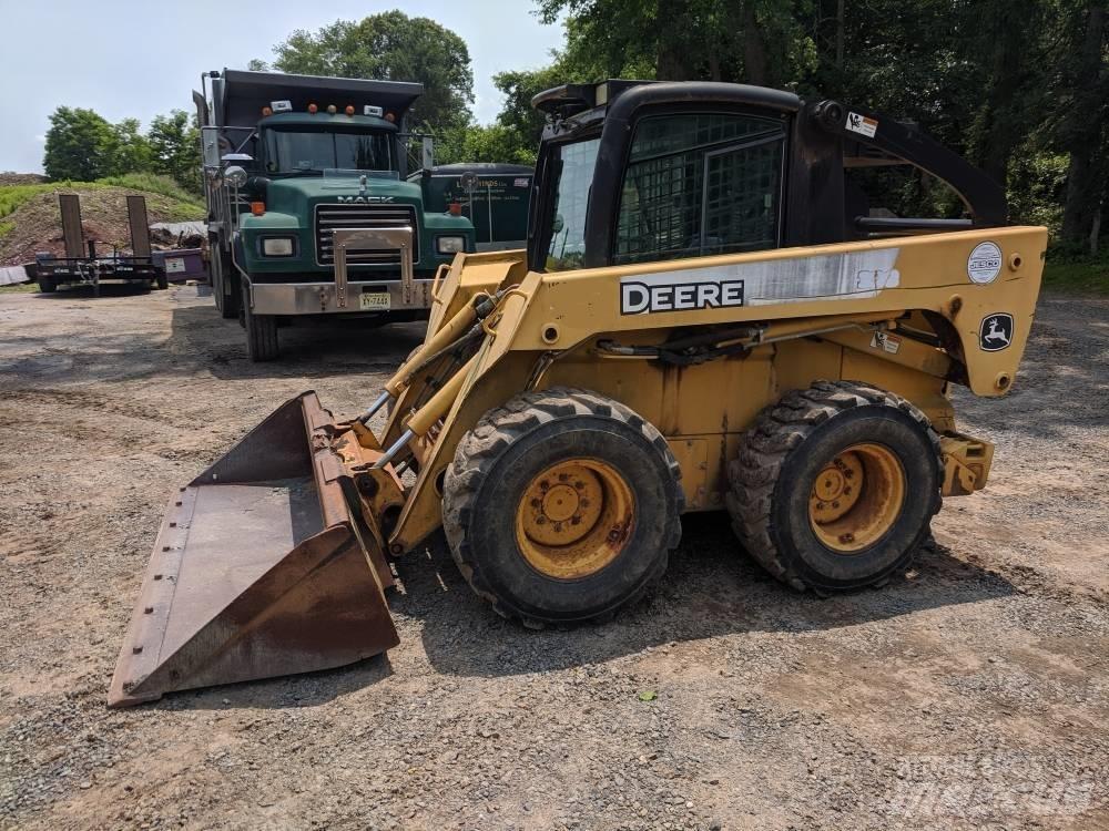 John Deere 328 滑移装载机