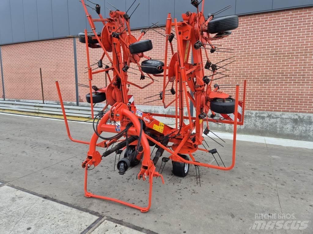 Kuhn 8702 犁耙和摊草机