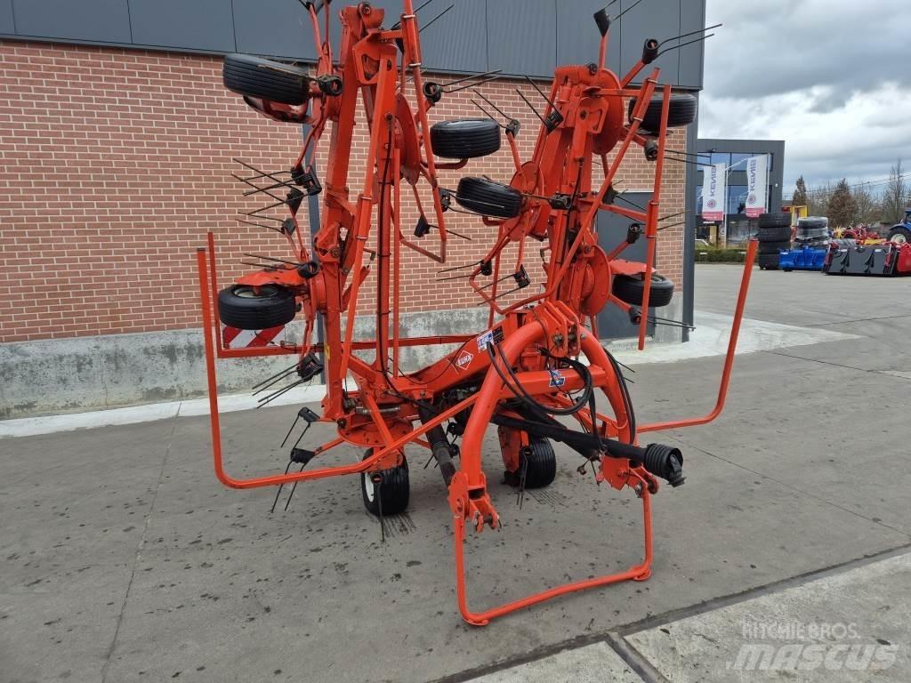 Kuhn 8702 犁耙和摊草机