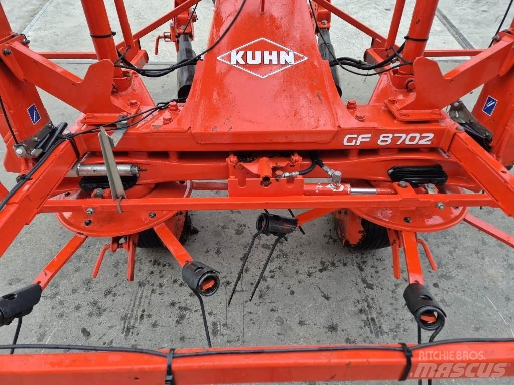 Kuhn 8702 犁耙和摊草机