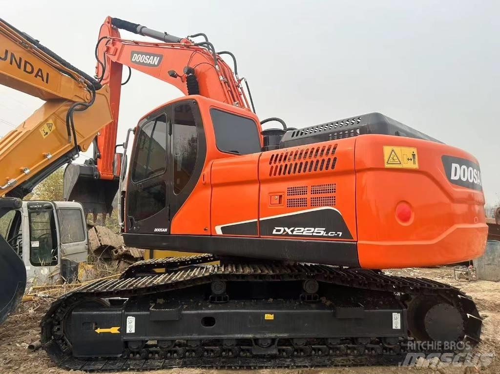 Doosan DX225LC-9C 履带挖掘机