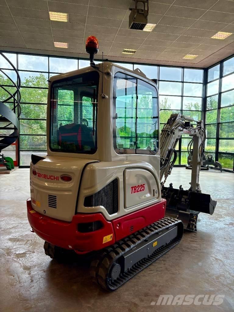 Takeuchi TB 225 小型挖掘机