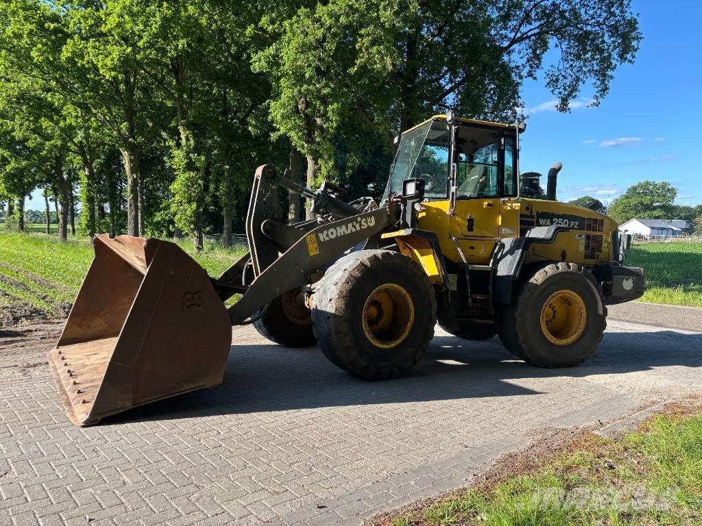 Komatsu WA250-6 轮式装载机