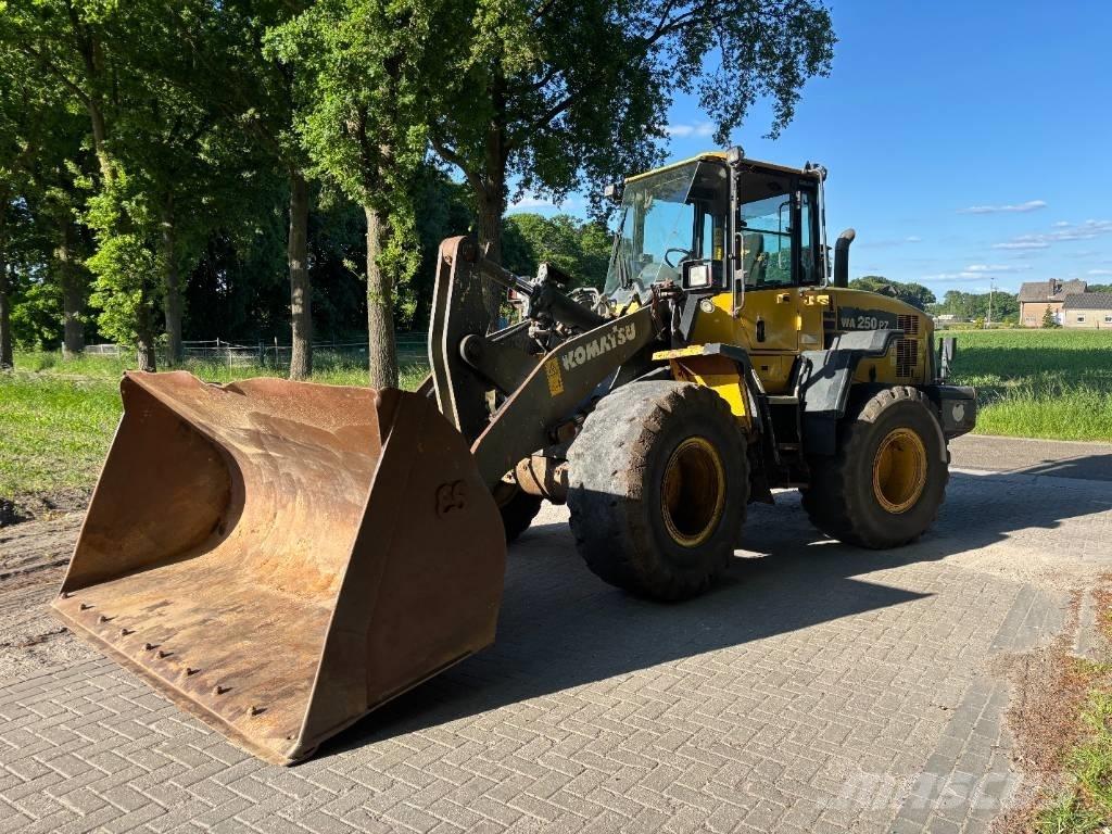 Komatsu WA250-6 轮式装载机