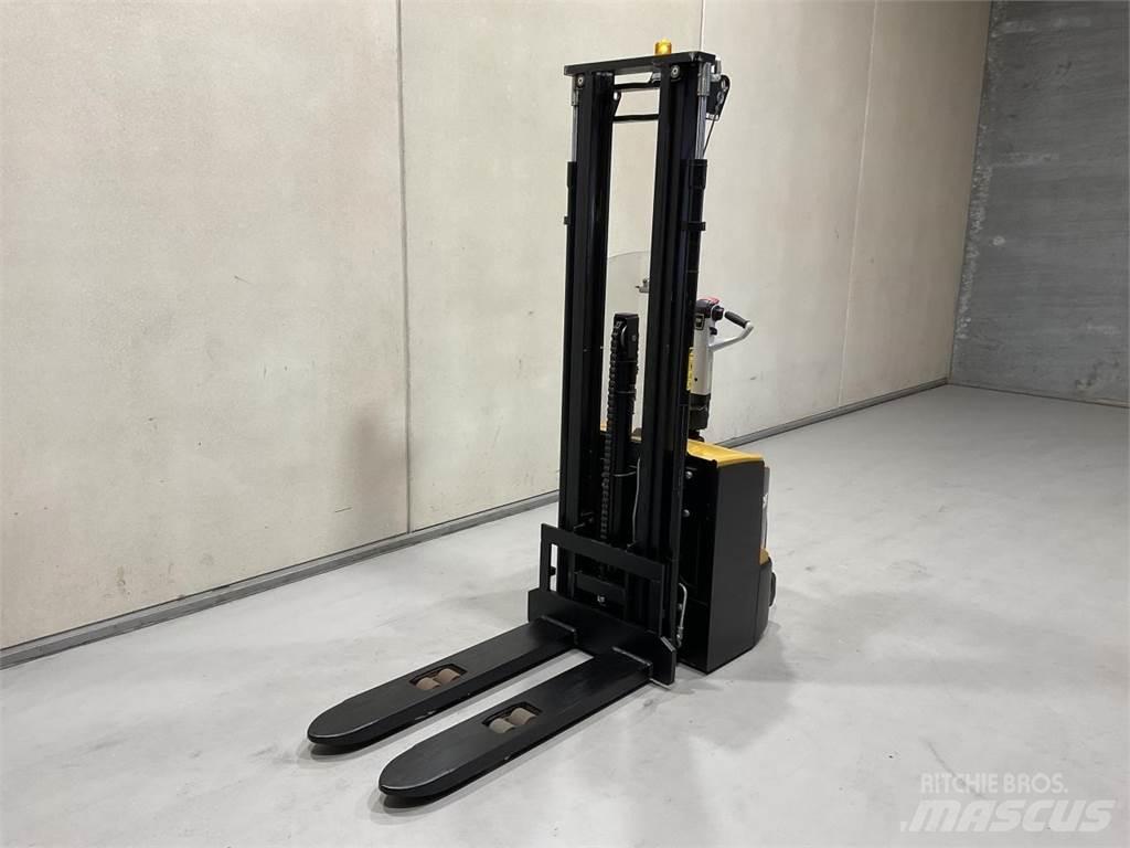 CAT NSP16N2R 行走式堆垛机