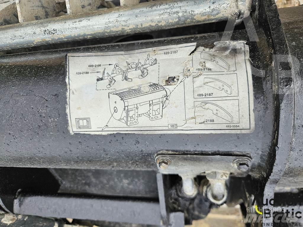 CAT 242 D 3 滑移装载机