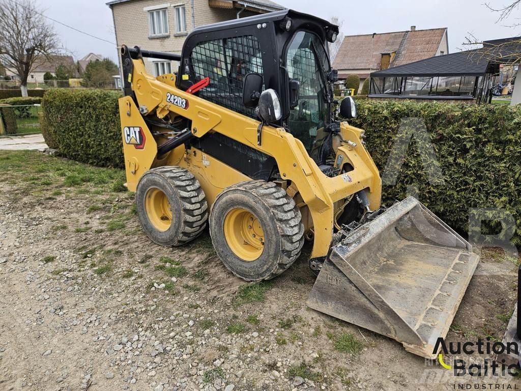 CAT 242 D 3 滑移装载机
