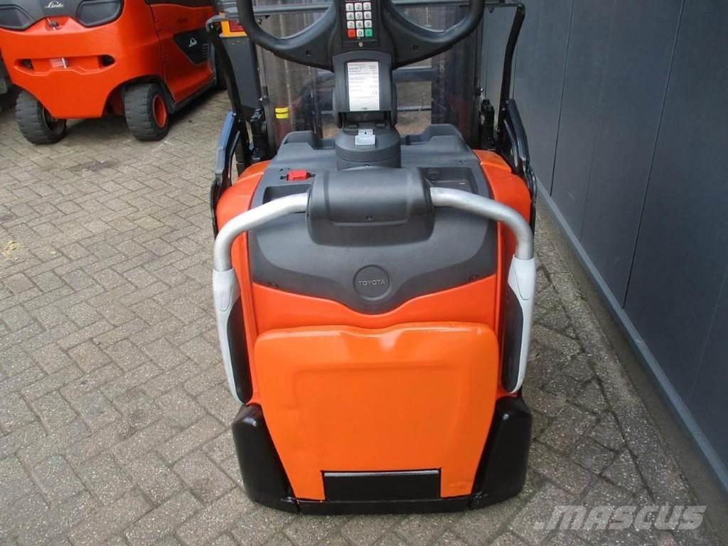 Toyota SPE160L 手推堆垛车