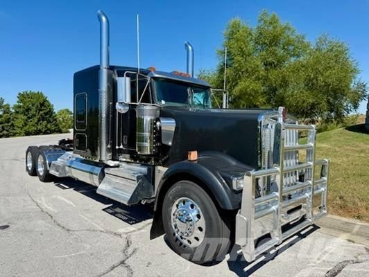 Kenworth W 900 牵引车