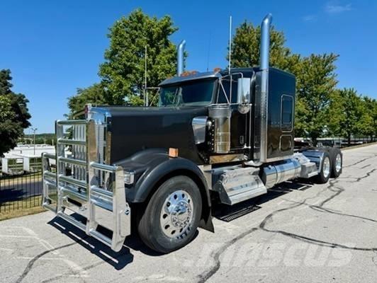 Kenworth W 900 牵引车