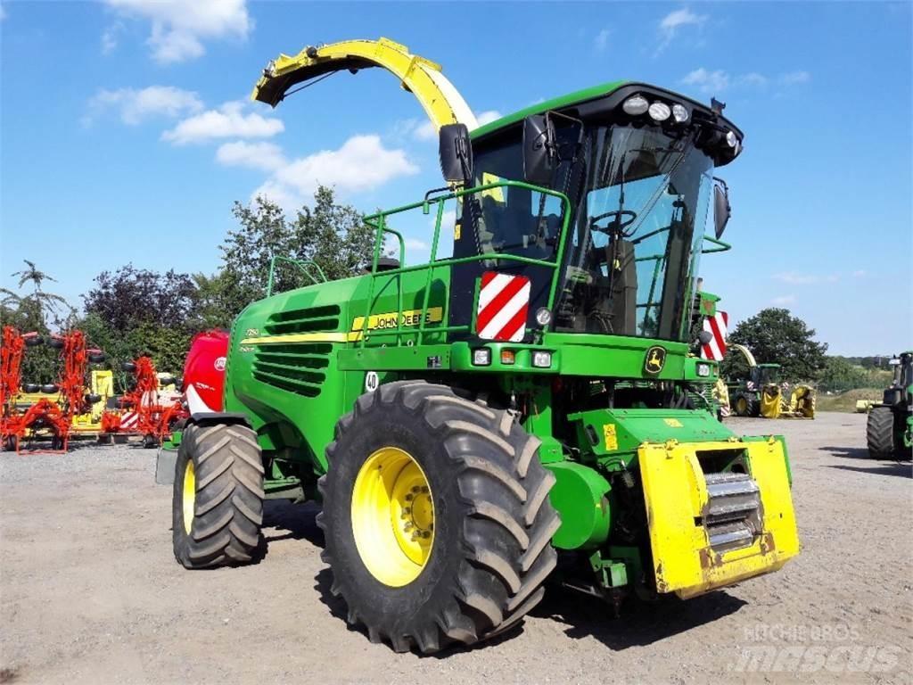John Deere 7350 自走式青贮饲料收割机