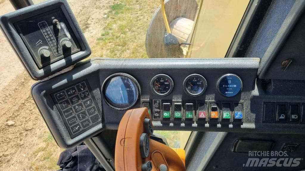 New Holland TC 56 联合收割机