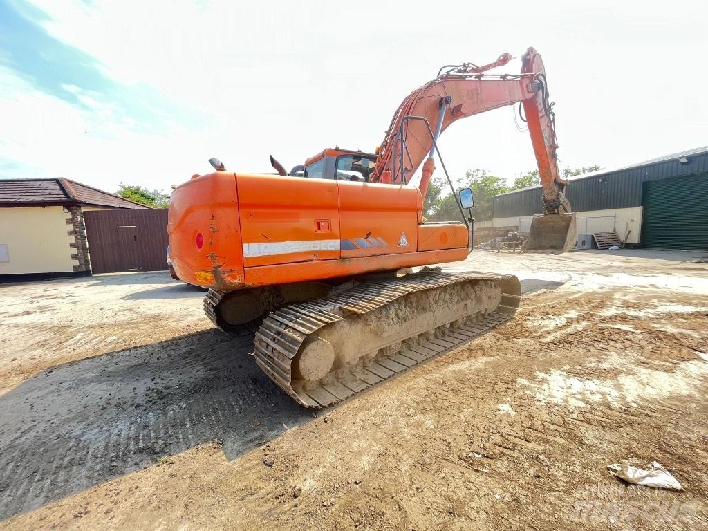 Doosan DX225 轮式挖掘机